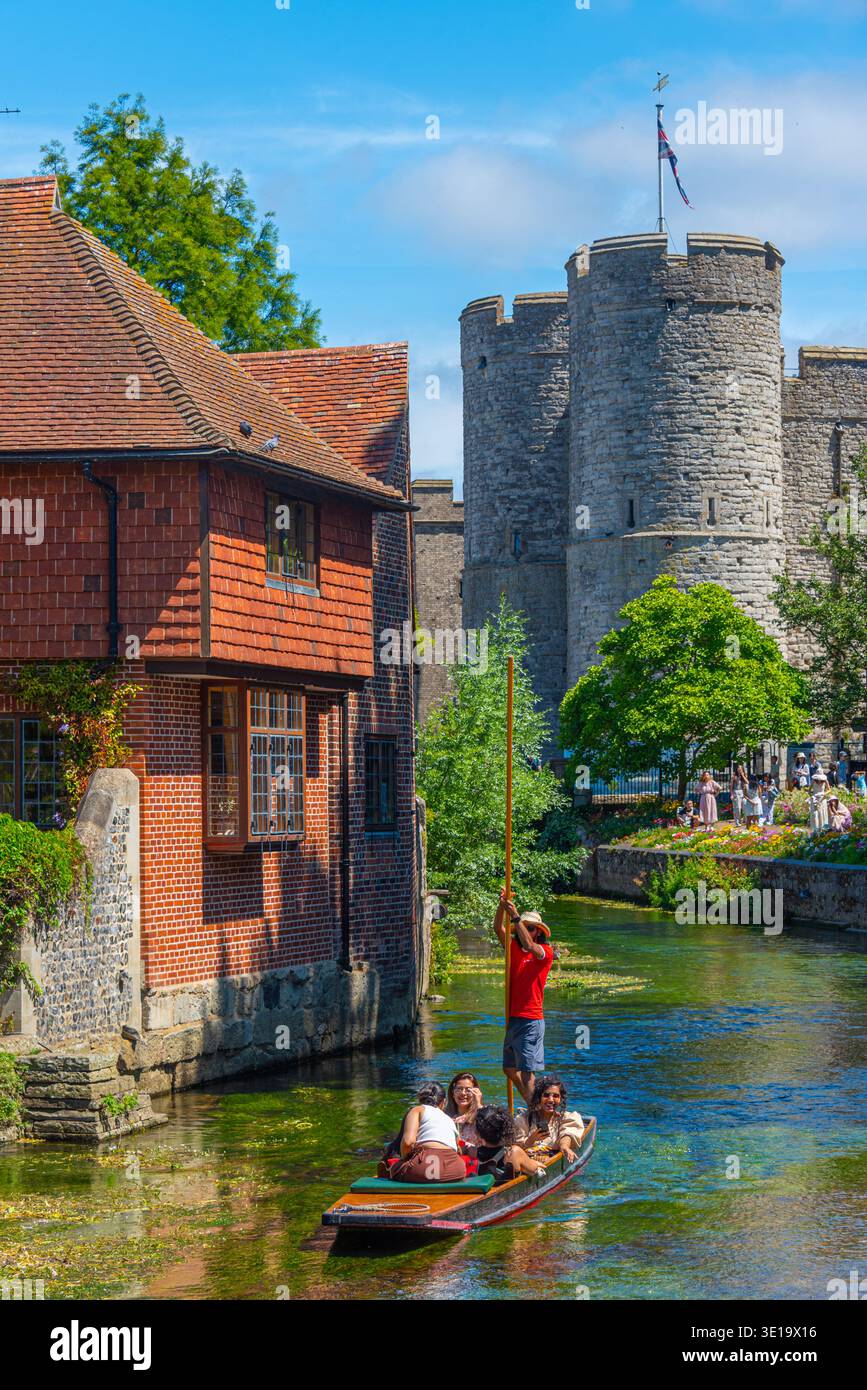 Canterbury, Inghilterra, 12 luglio 2025: Persone in barca accanto alla torre Westgate a Canterbury, Inghilterra. IMMAGINE Foto Stock