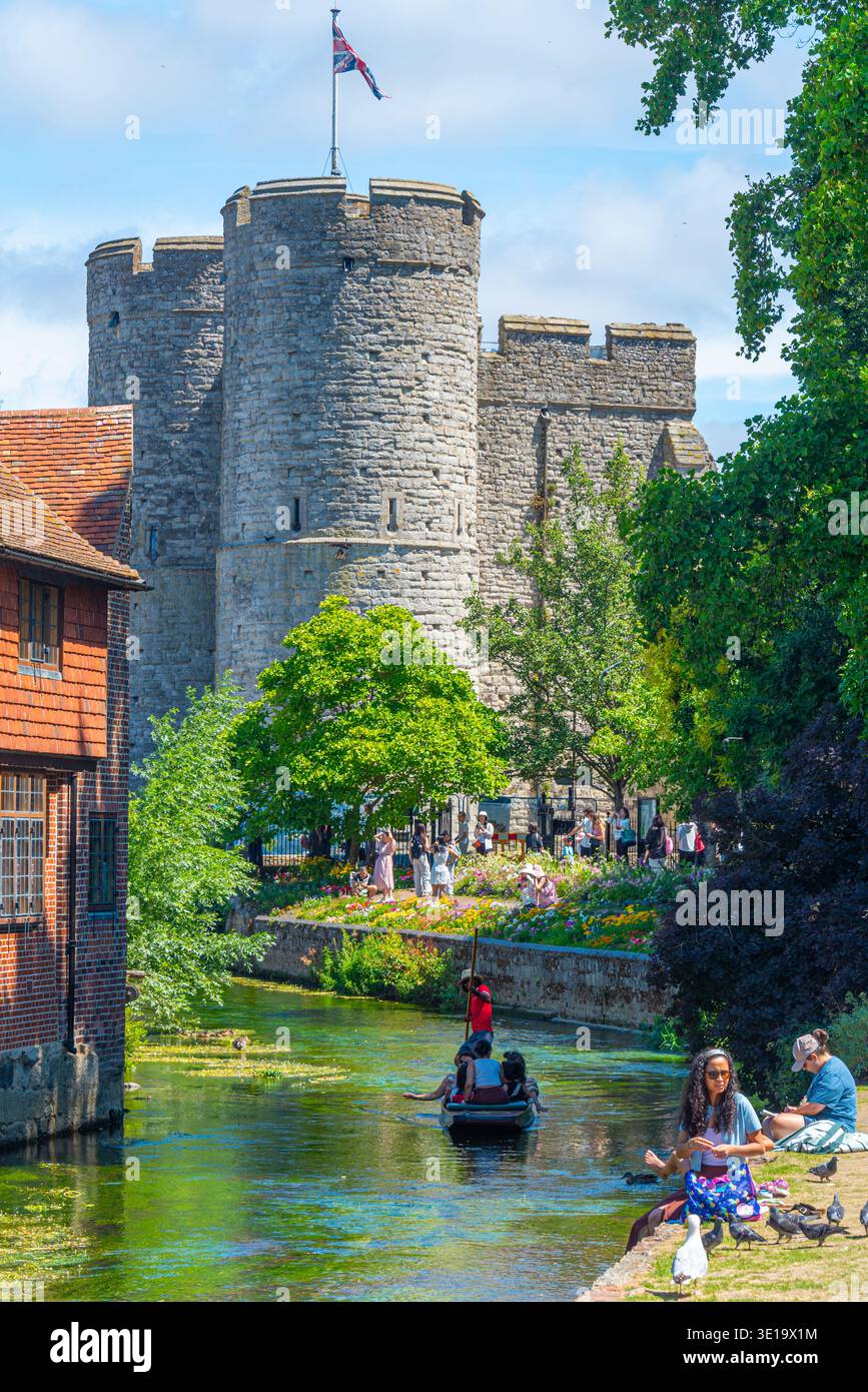 Canterbury, Inghilterra, 12 luglio 2025: Persone in barca accanto alla torre Westgate a Canterbury, Inghilterra. IMMAGINE Foto Stock