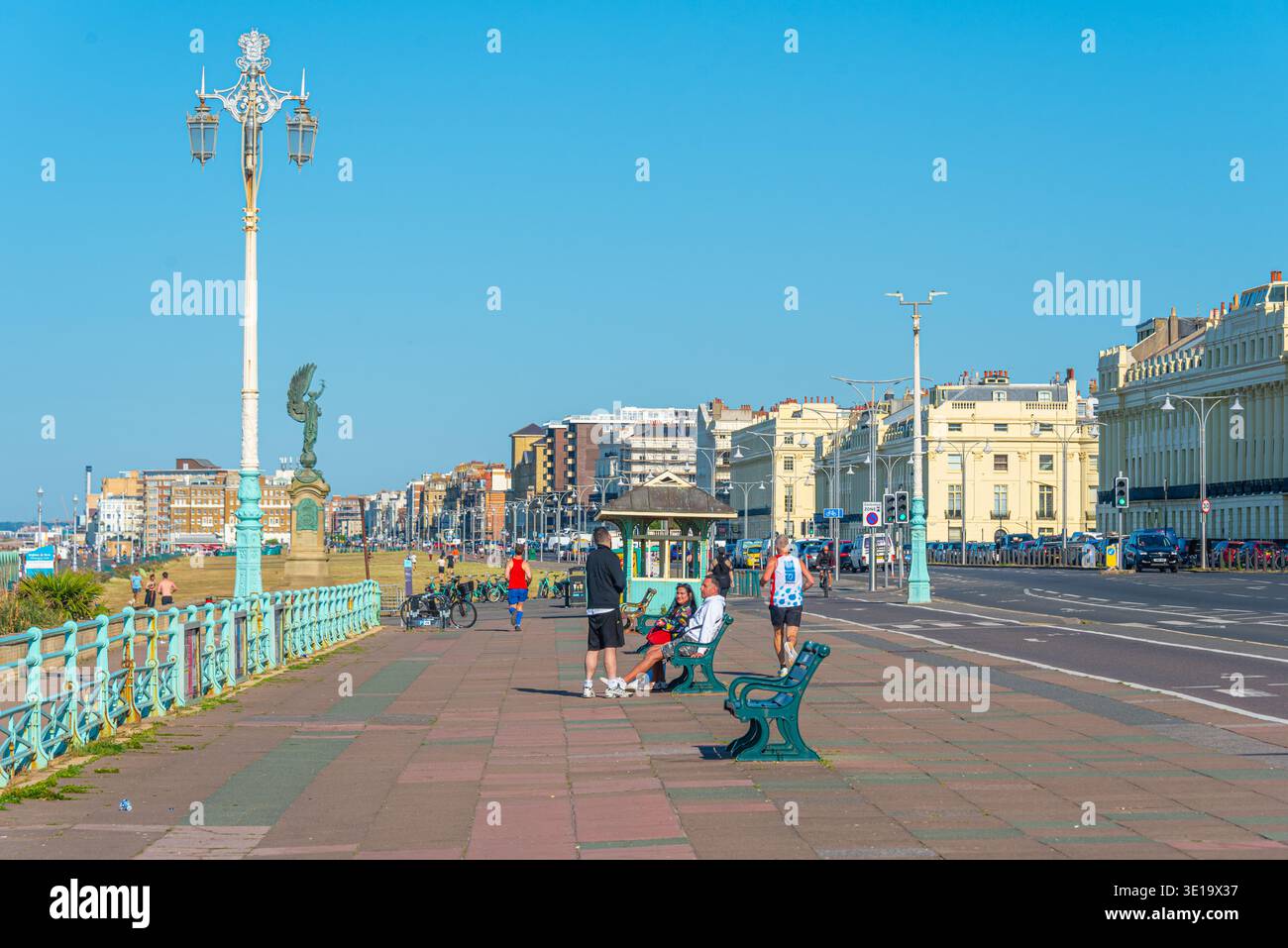 Brighton, Inghilterra, 13 luglio 2025: Giornata di sole sul lungomare di Brighton, Inghilterra. IMMAGINE Foto Stock