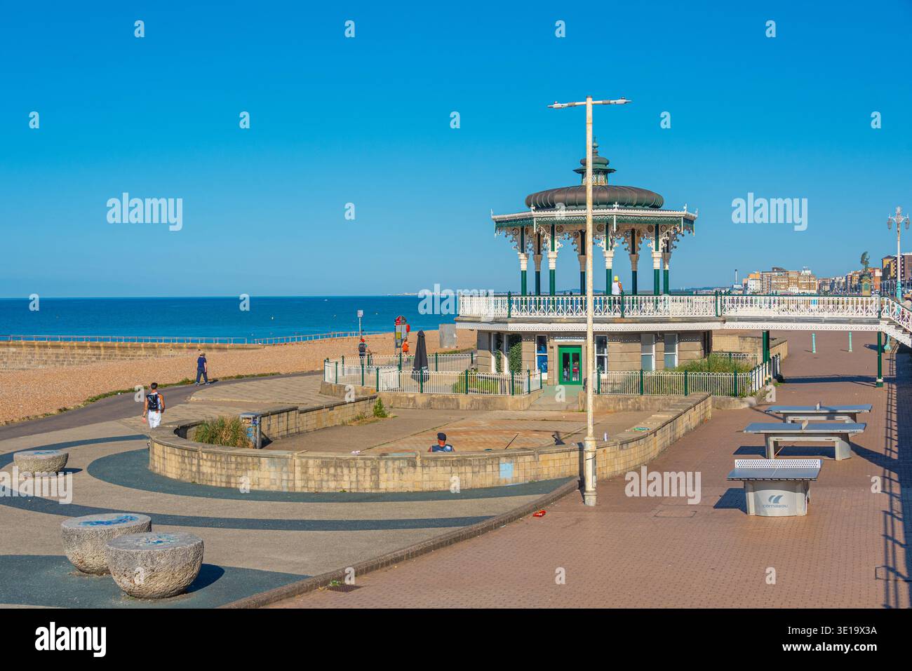 Brighton, Inghilterra, 13 luglio 2025: Brighton Beach Bandstand durante una giornata di sole, Inghilterra.IMMAGINE Foto Stock