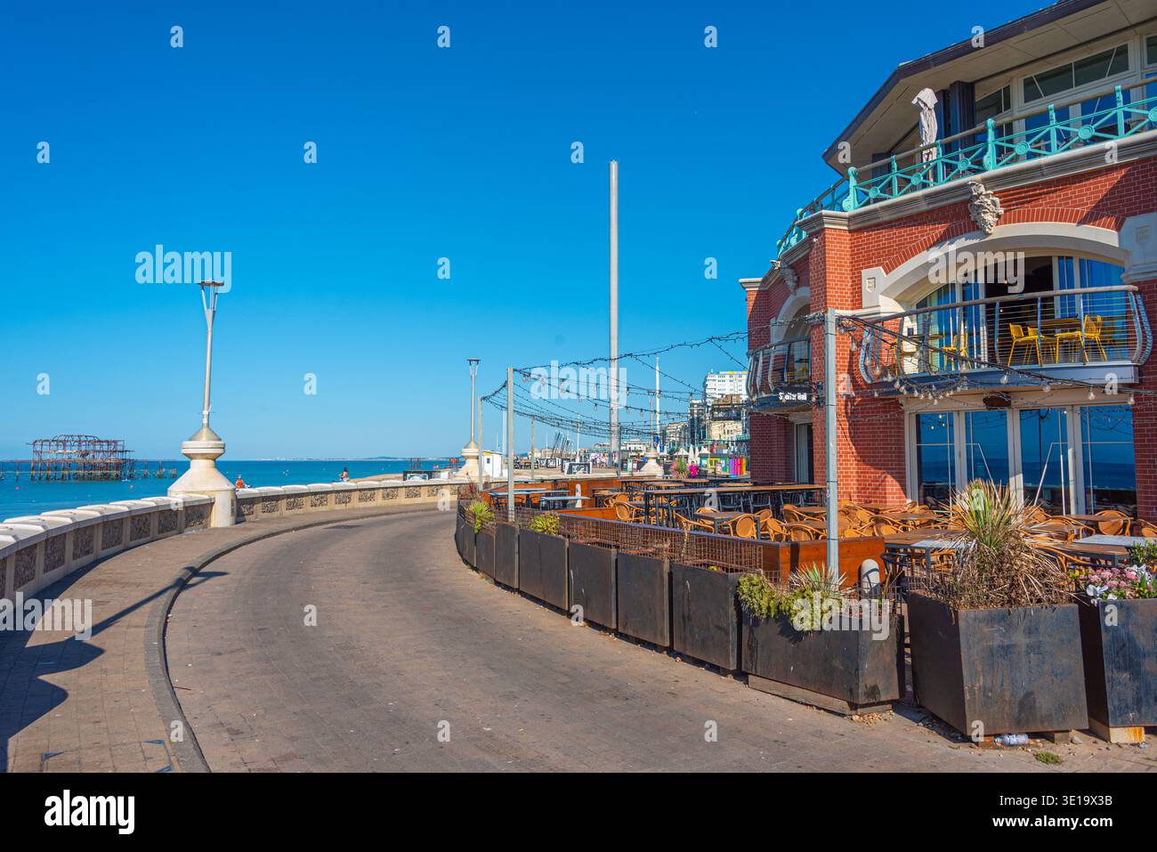 Brighton, Inghilterra, 13 luglio 2025: Giornata di sole sul lungomare di Brighton, Inghilterra. IMMAGINE Foto Stock