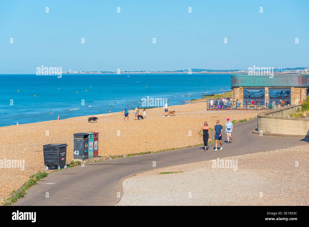Brighton, Inghilterra, 13 luglio 2025: Giornata di sole sul lungomare di Brighton, Inghilterra. IMMAGINE Foto Stock