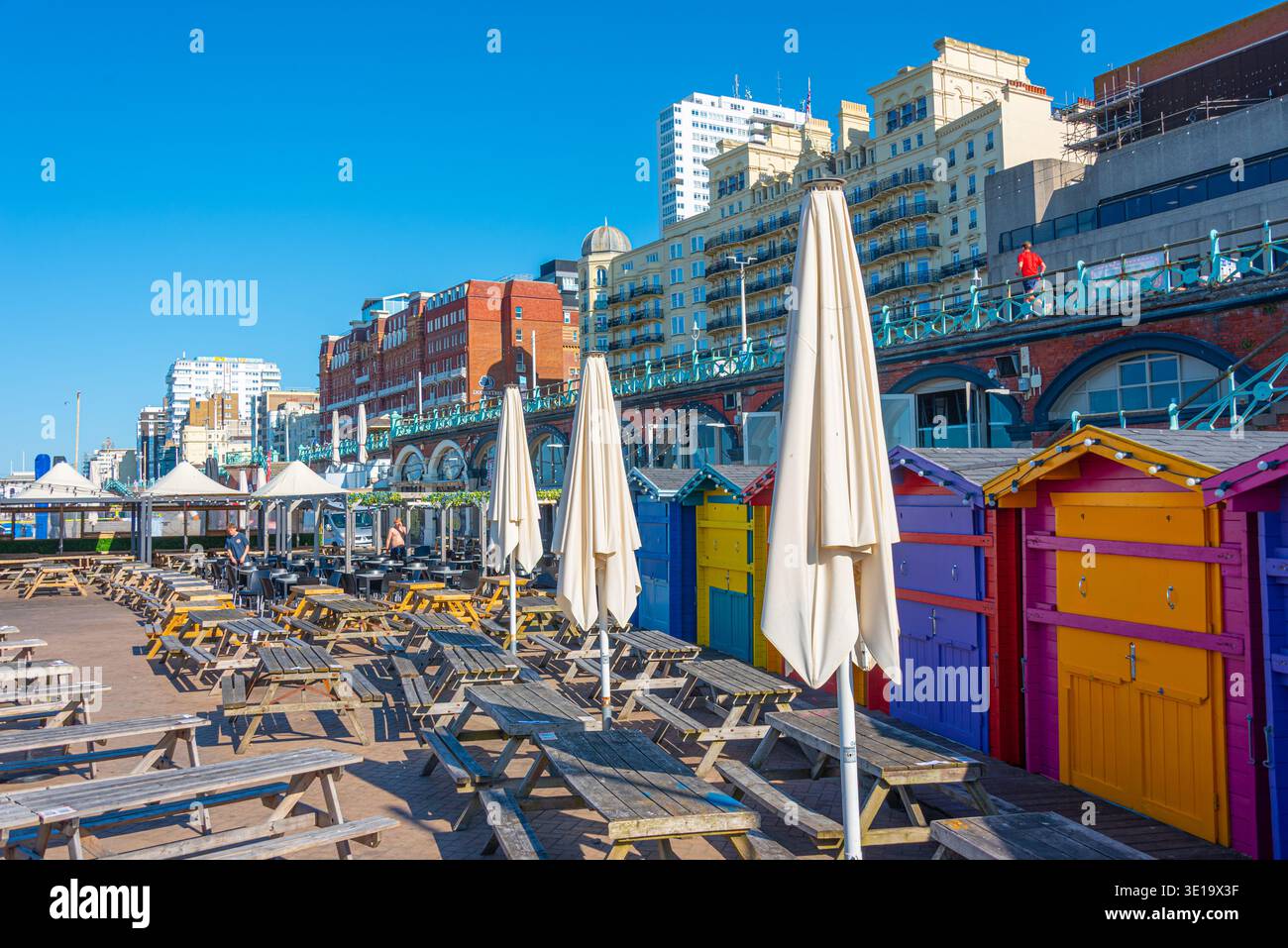 Brighton, Inghilterra, 13 luglio 2025: Giornata di sole sul lungomare di Brighton, Inghilterra. IMMAGINE Foto Stock