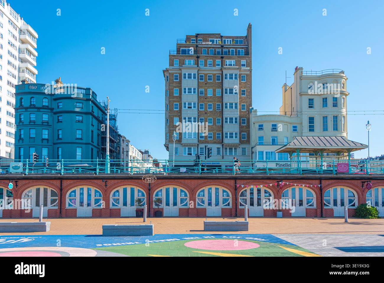 Brighton, Inghilterra, 13 luglio 2025: Giornata di sole sul lungomare di Brighton, Inghilterra. IMMAGINE Foto Stock