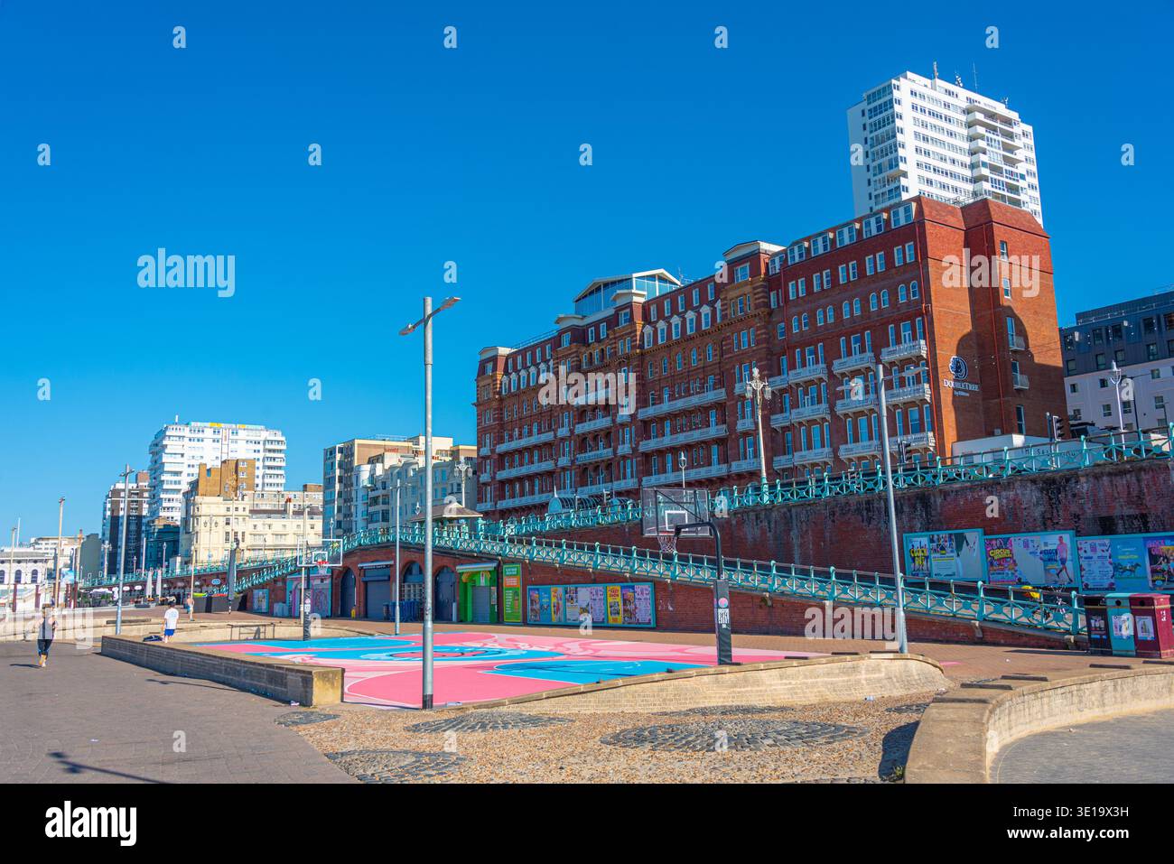 Brighton, Inghilterra, 13 luglio 2025: Giornata di sole sul lungomare di Brighton, Inghilterra. IMMAGINE Foto Stock