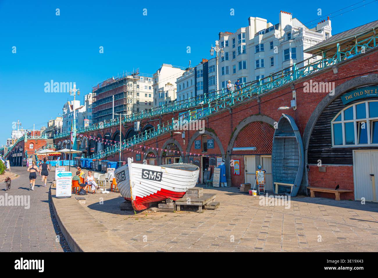 Brighton, Inghilterra, 13 luglio 2025: Giornata di sole sul lungomare di Brighton, Inghilterra. IMMAGINE Foto Stock