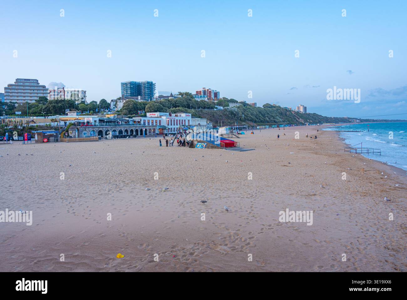 Bournemouth, Inghilterra, 14 luglio 2025: Vista al tramonto di una spiaggia a Bournemouth, Inghilterra. IMMAGINE Foto Stock