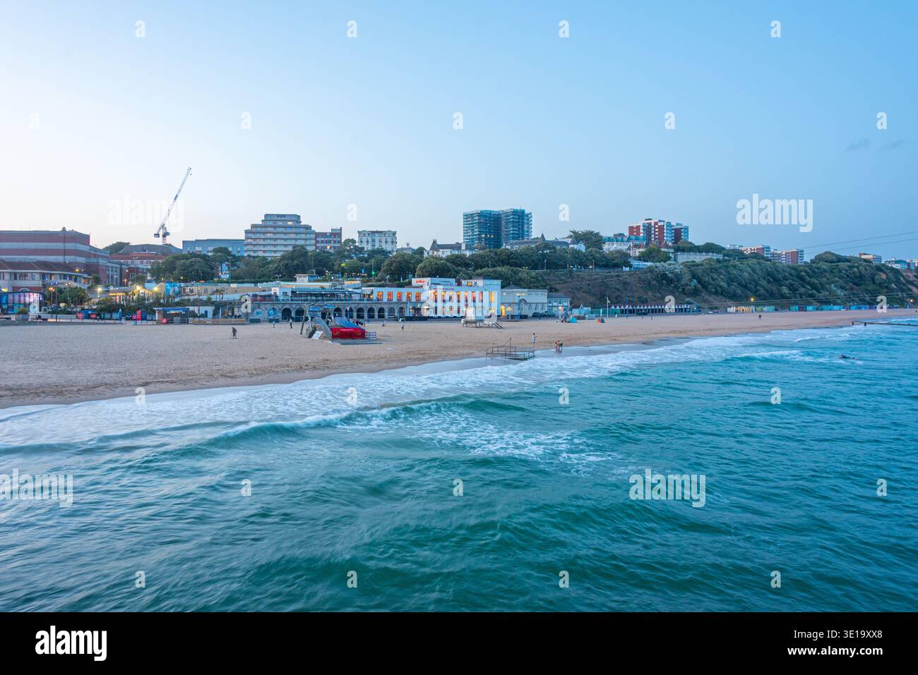 Bournemouth, Inghilterra, 14 luglio 2025: Vista al tramonto di una spiaggia a Bournemouth, Inghilterra. IMMAGINE Foto Stock