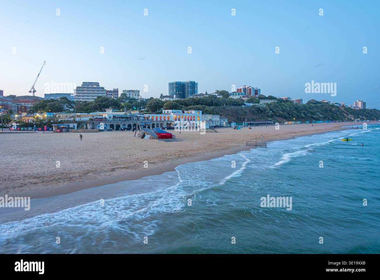 Bournemouth, Inghilterra, 14 luglio 2025: Vista al tramonto di una spiaggia a Bournemouth, Inghilterra. IMMAGINE Foto Stock