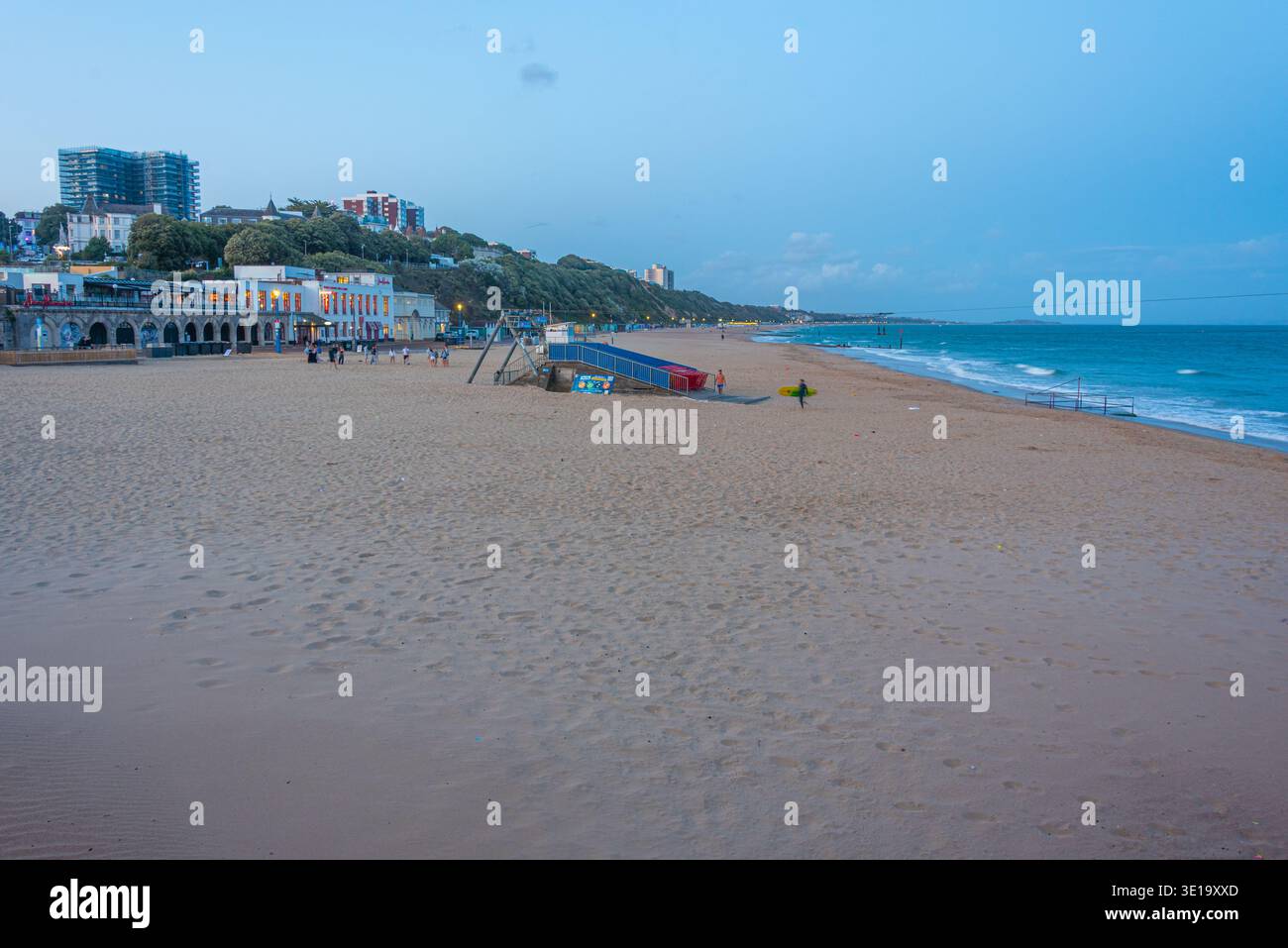 Bournemouth, Inghilterra, 14 luglio 2025: Vista al tramonto di una spiaggia a Bournemouth, Inghilterra. IMMAGINE Foto Stock