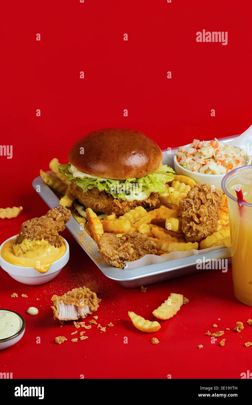 Farina croccante di pollo. Delizioso sandwich di pollo fritto accompagnato da patatine fritte e bevanda rinfrescante Foto Stock
