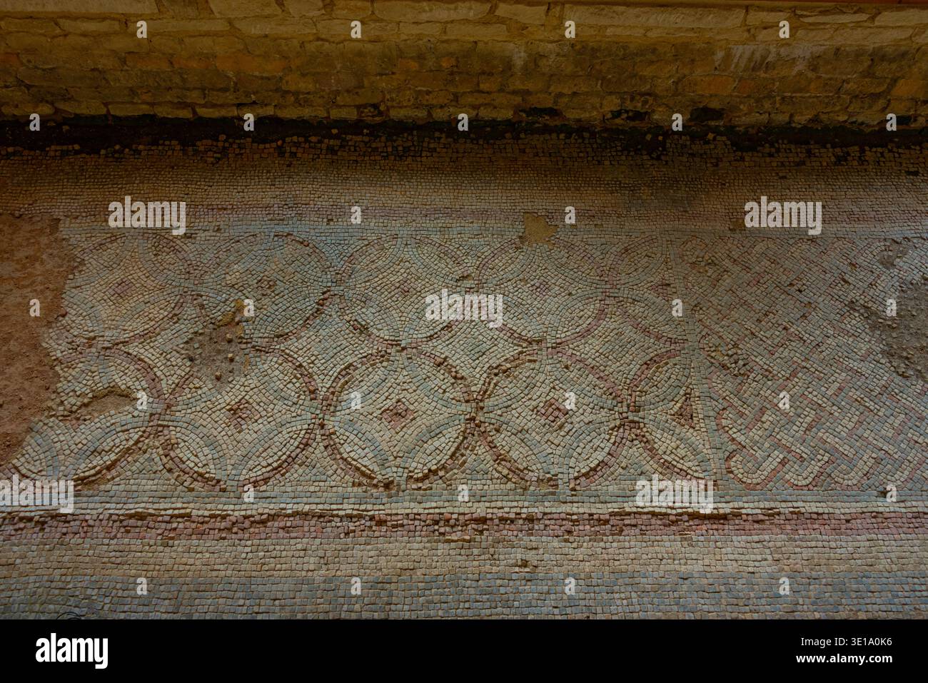 Chedworth, Inghilterra, 22 luglio 2025: Mosaici all'interno della villa romana di Chedworth, Inghilterra. IMMAGINE Foto Stock
