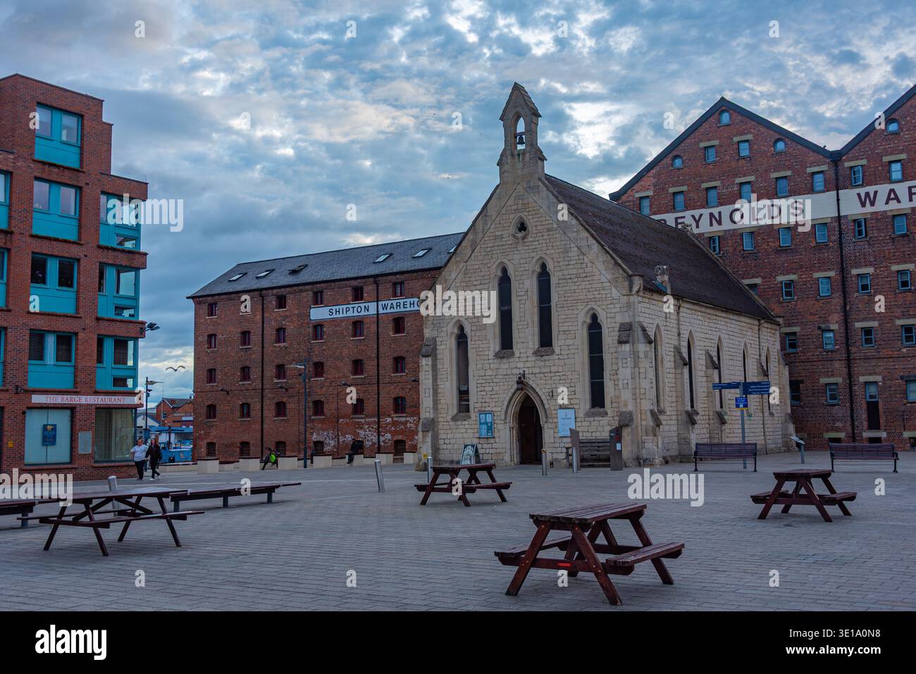 Gloucester, Inghilterra, 22 luglio 2025: Vista al tramonto della chiesa di Mariners al molo di Gloucester in Inghilterra. IMMAGINE Foto Stock