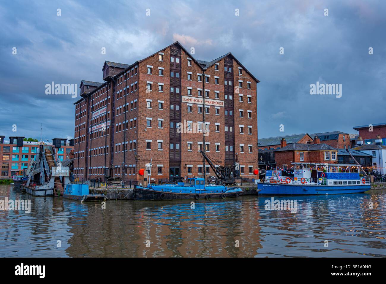 Gloucester, Inghilterra, 22 luglio 2025: Vista al tramonto dei moli di Gloucester in Inghilterra. IMMAGINE Foto Stock
