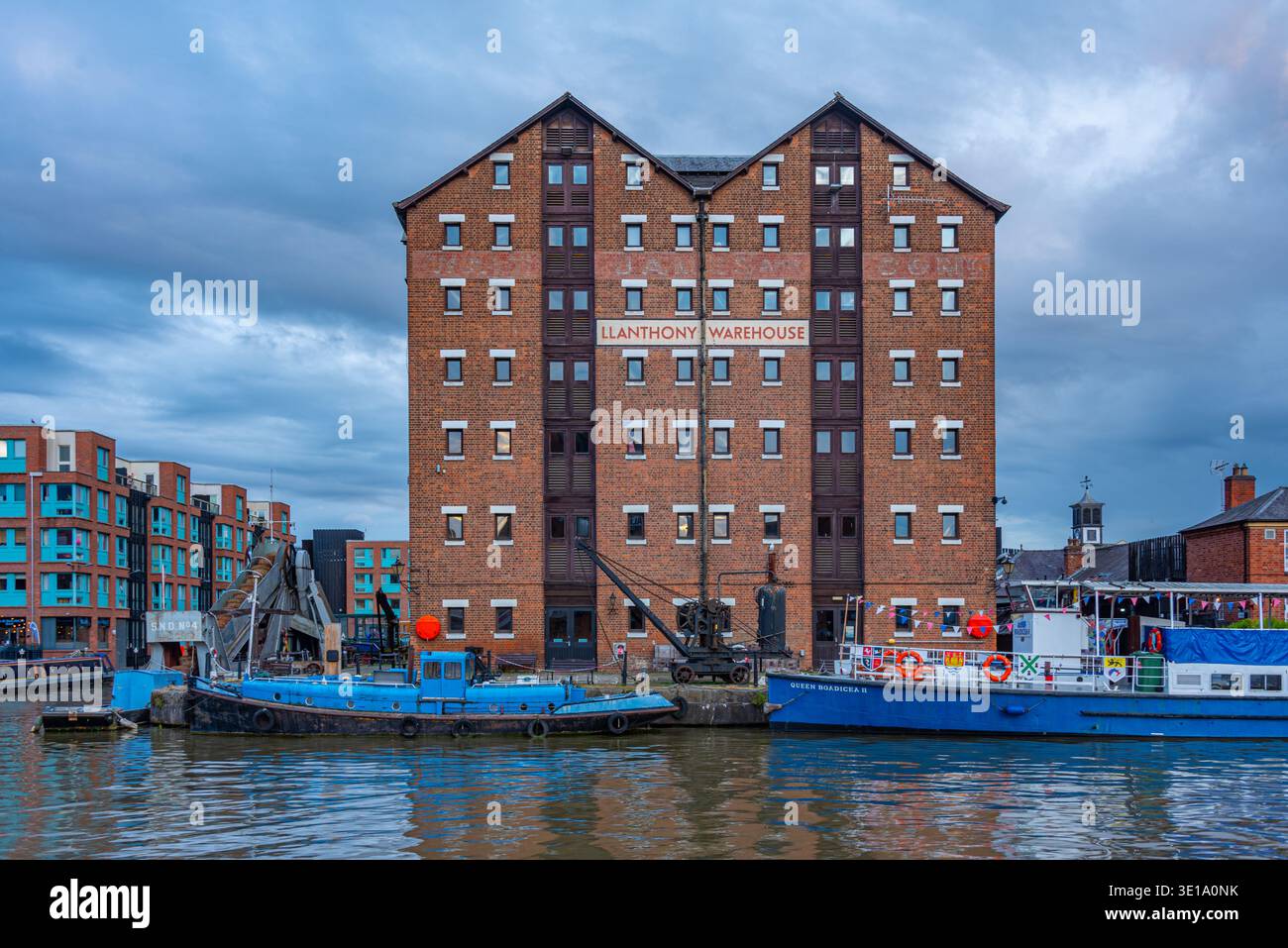 Gloucester, Inghilterra, 22 luglio 2025: Vista al tramonto dei moli di Gloucester in Inghilterra. IMMAGINE Foto Stock