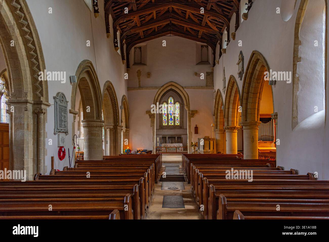 Bibury, Inghilterra, 23 luglio 2025: Interno della Chiesa di Santa Maria a Bibury, Inghilterra. IMMAGINE Foto Stock