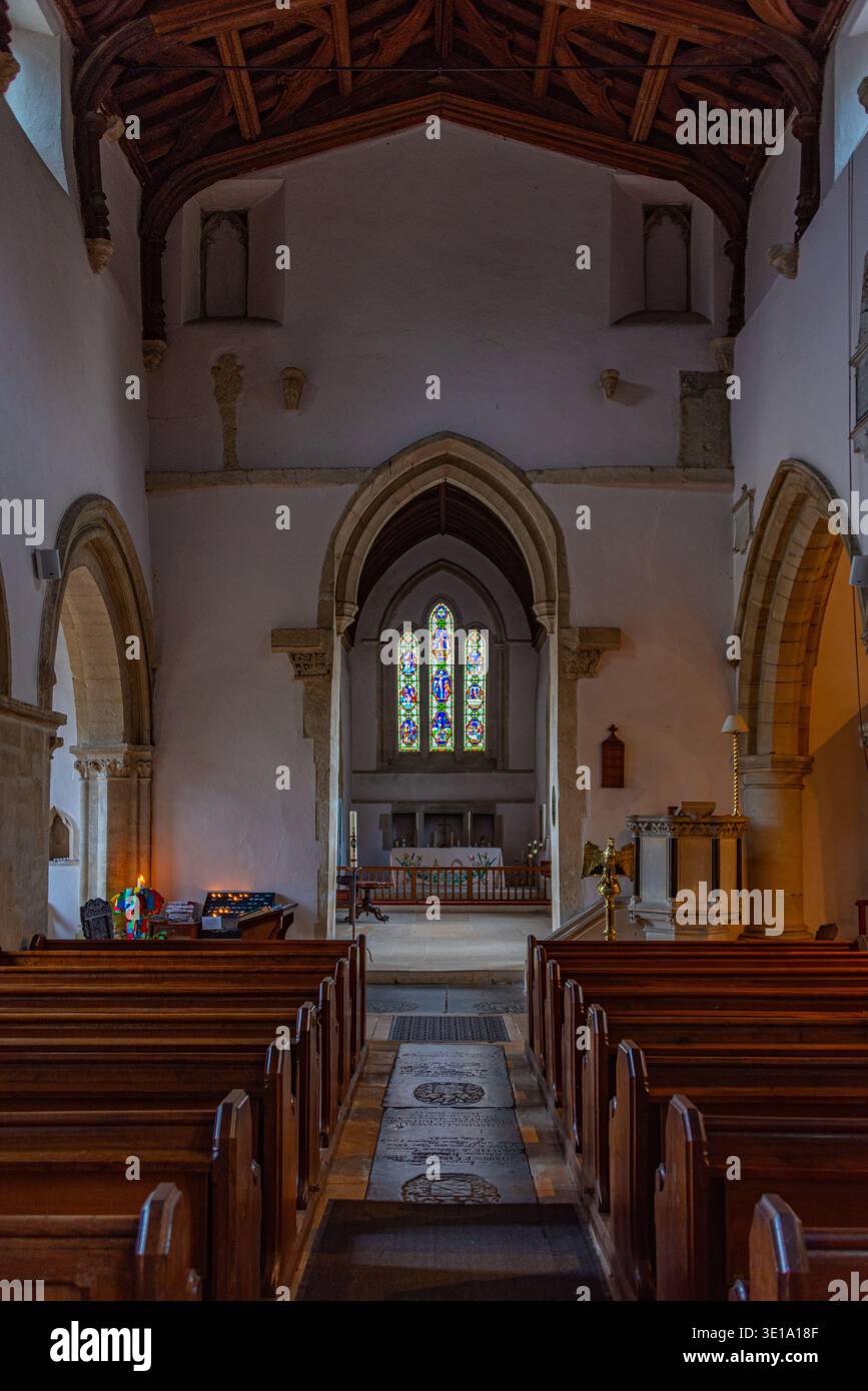 Bibury, Inghilterra, 23 luglio 2025: Interno della Chiesa di Santa Maria a Bibury, Inghilterra. IMMAGINE Foto Stock
