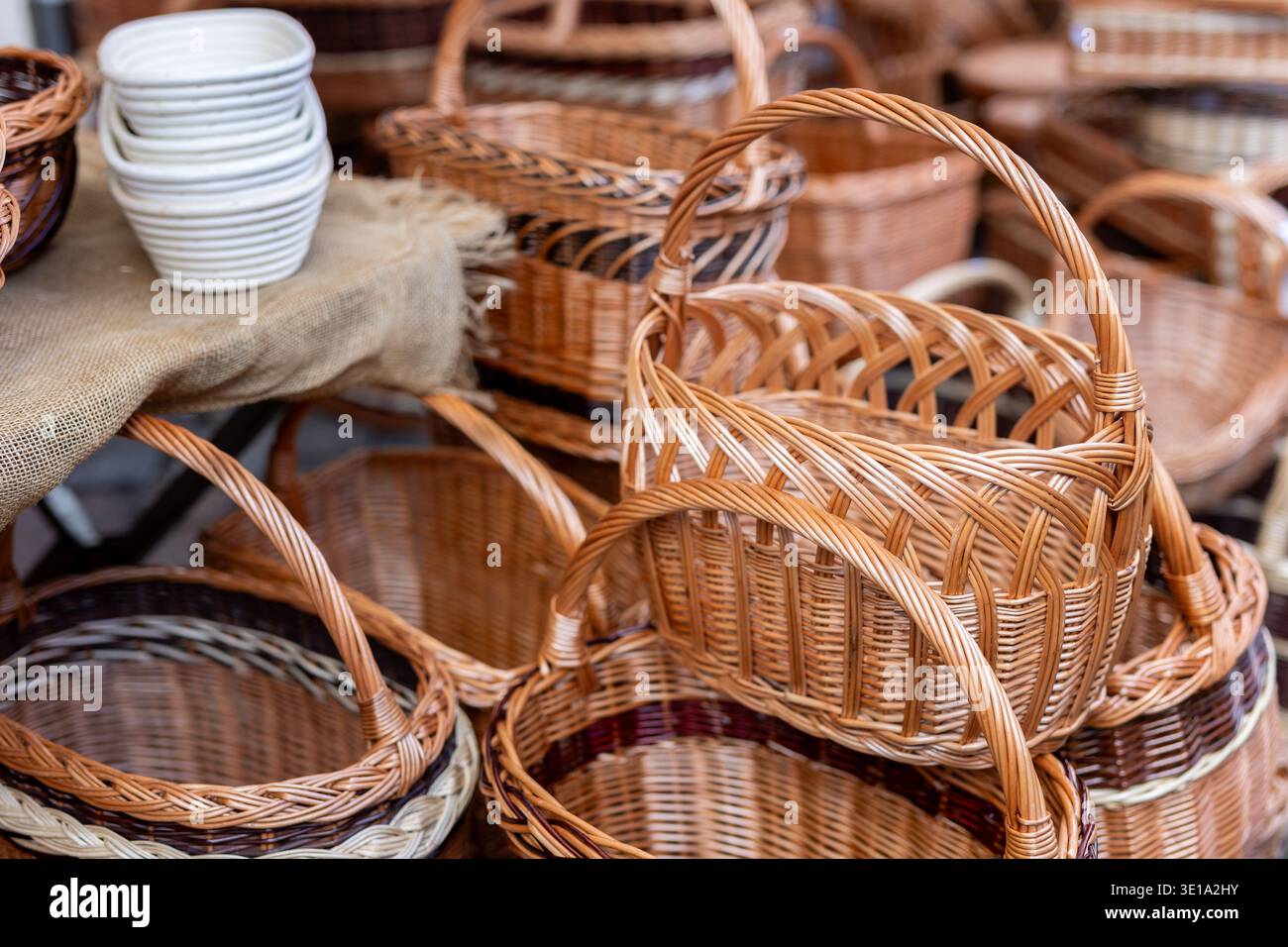 Cesti di vimini fatti a mano manici espositori per il mercato dell'artigianato all'aperto tecnica di tessitura tradizionale materiale salice naturale. Prodotti artigianali rustici Foto Stock