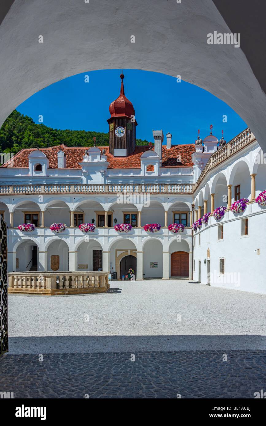 Giorno d'estate al palazzo Herberstein in Austria. IMMAGINE Foto Stock