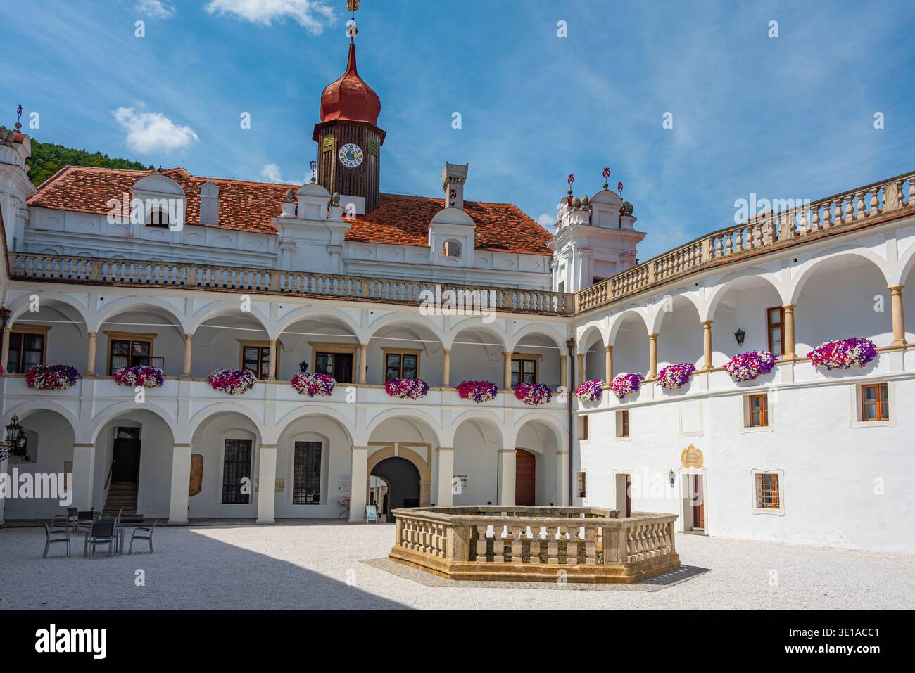 Giorno d'estate al palazzo Herberstein in Austria. IMMAGINE Foto Stock