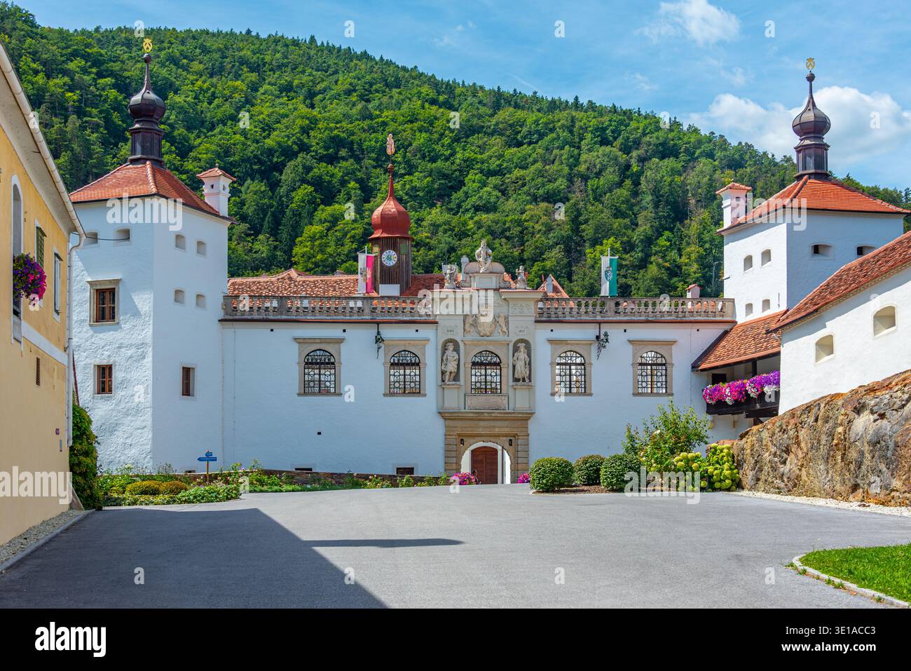 Giorno d'estate al palazzo Herberstein in Austria. IMMAGINE Foto Stock