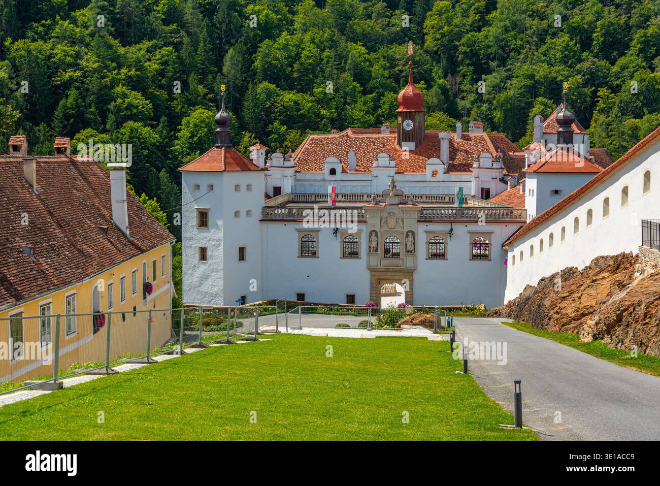 Giorno d'estate al palazzo Herberstein in Austria. IMMAGINE Foto Stock