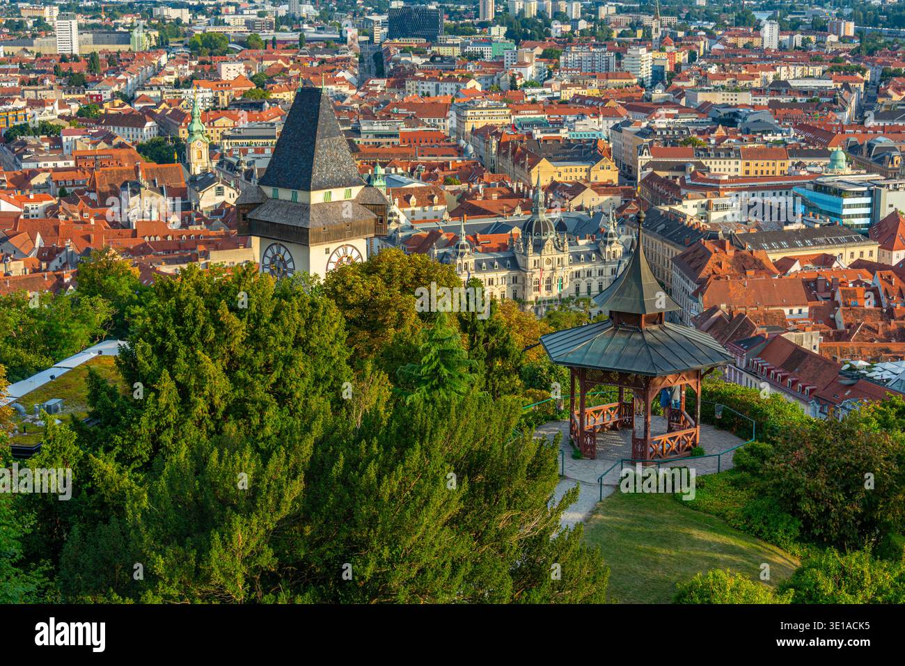 Vista panoramica di Graz in Austria con la famosa torre dell'orologio. IMMAGINE Foto Stock