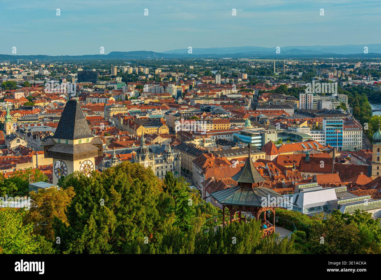 Vista panoramica di Graz in Austria con la famosa torre dell'orologio. IMMAGINE Foto Stock