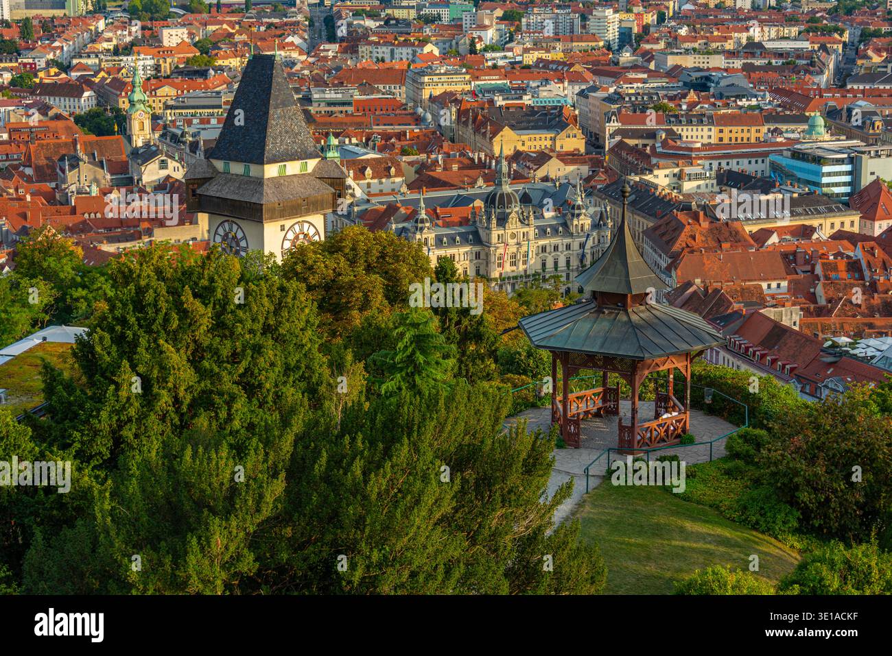 Vista panoramica di Graz in Austria con la famosa torre dell'orologio. IMMAGINE Foto Stock