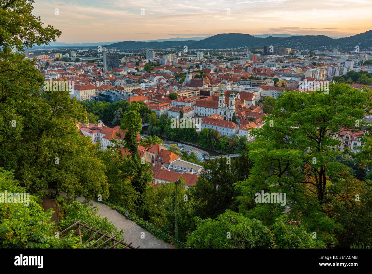 Vista aerea al tramonto della città austriaca di Graz. IMMAGINE Foto Stock