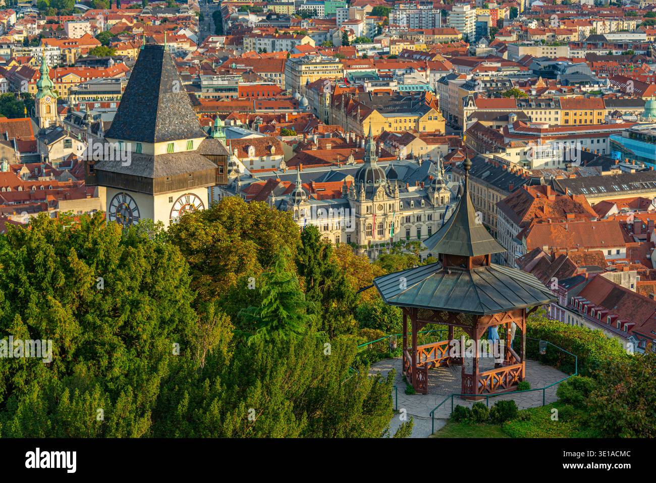 Vista panoramica di Graz in Austria con la famosa torre dell'orologio. IMMAGINE Foto Stock