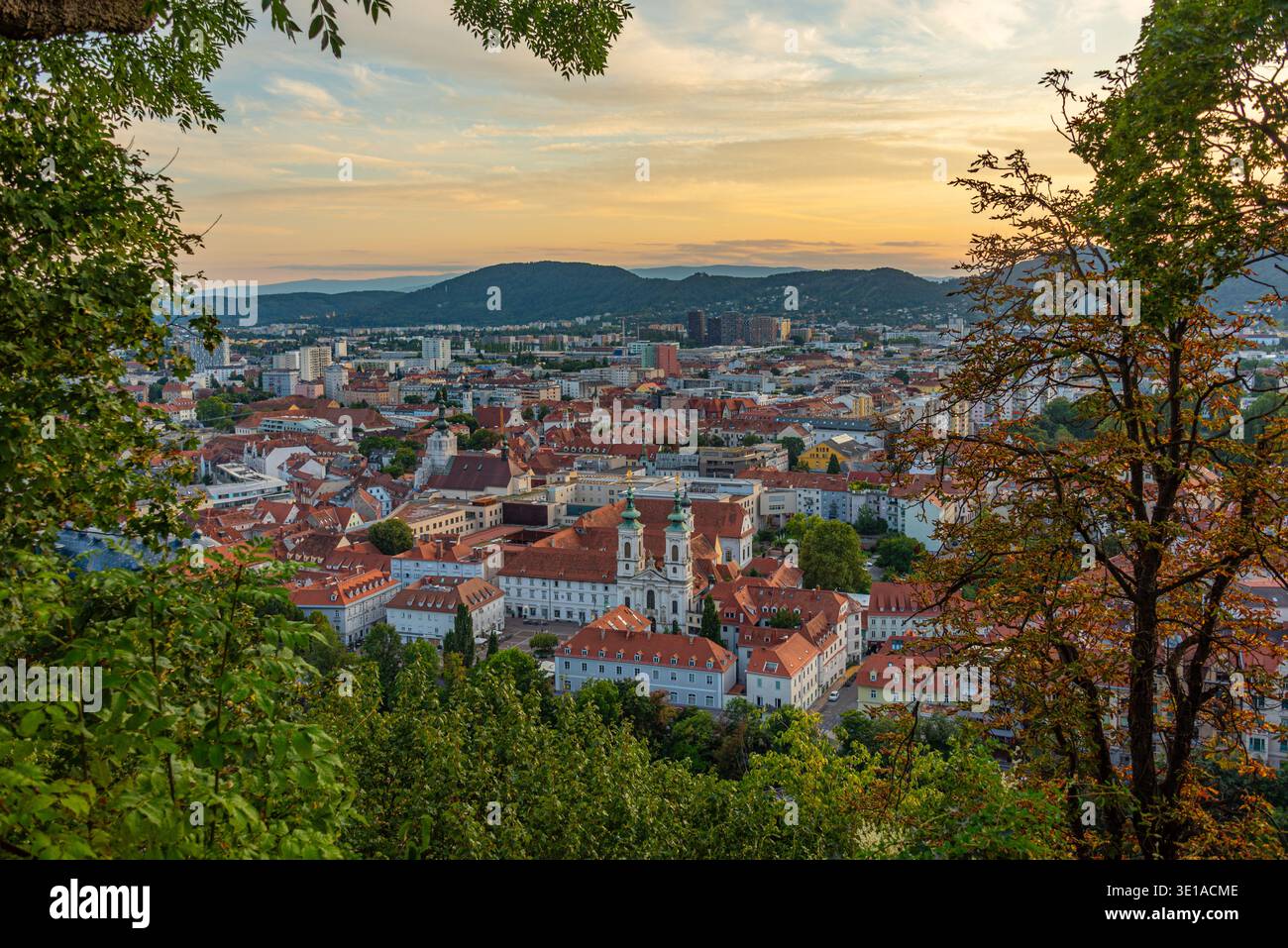 Vista aerea al tramonto della città austriaca di Graz. IMMAGINE Foto Stock