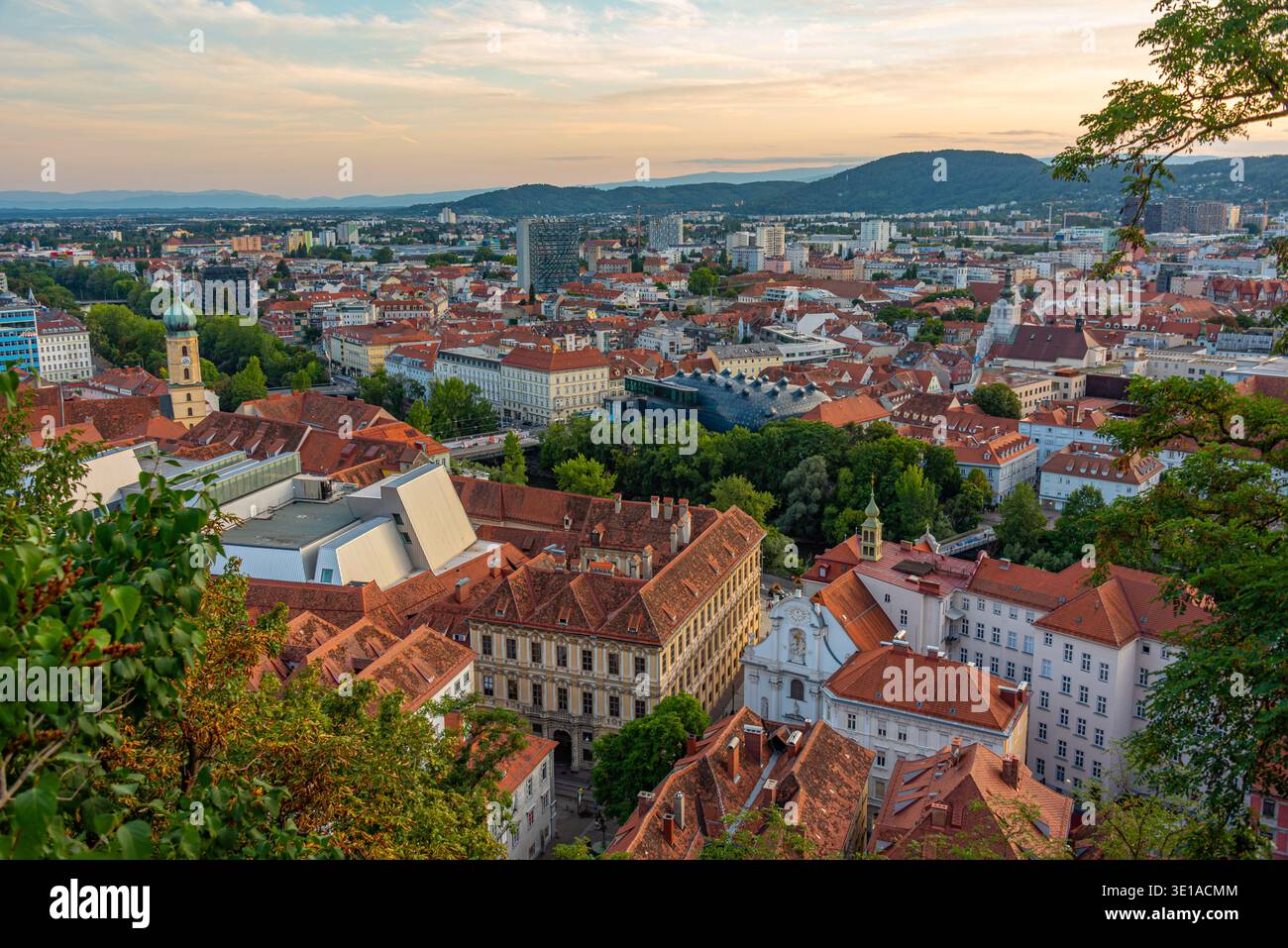 Vista aerea al tramonto della città austriaca di Graz. IMMAGINE Foto Stock