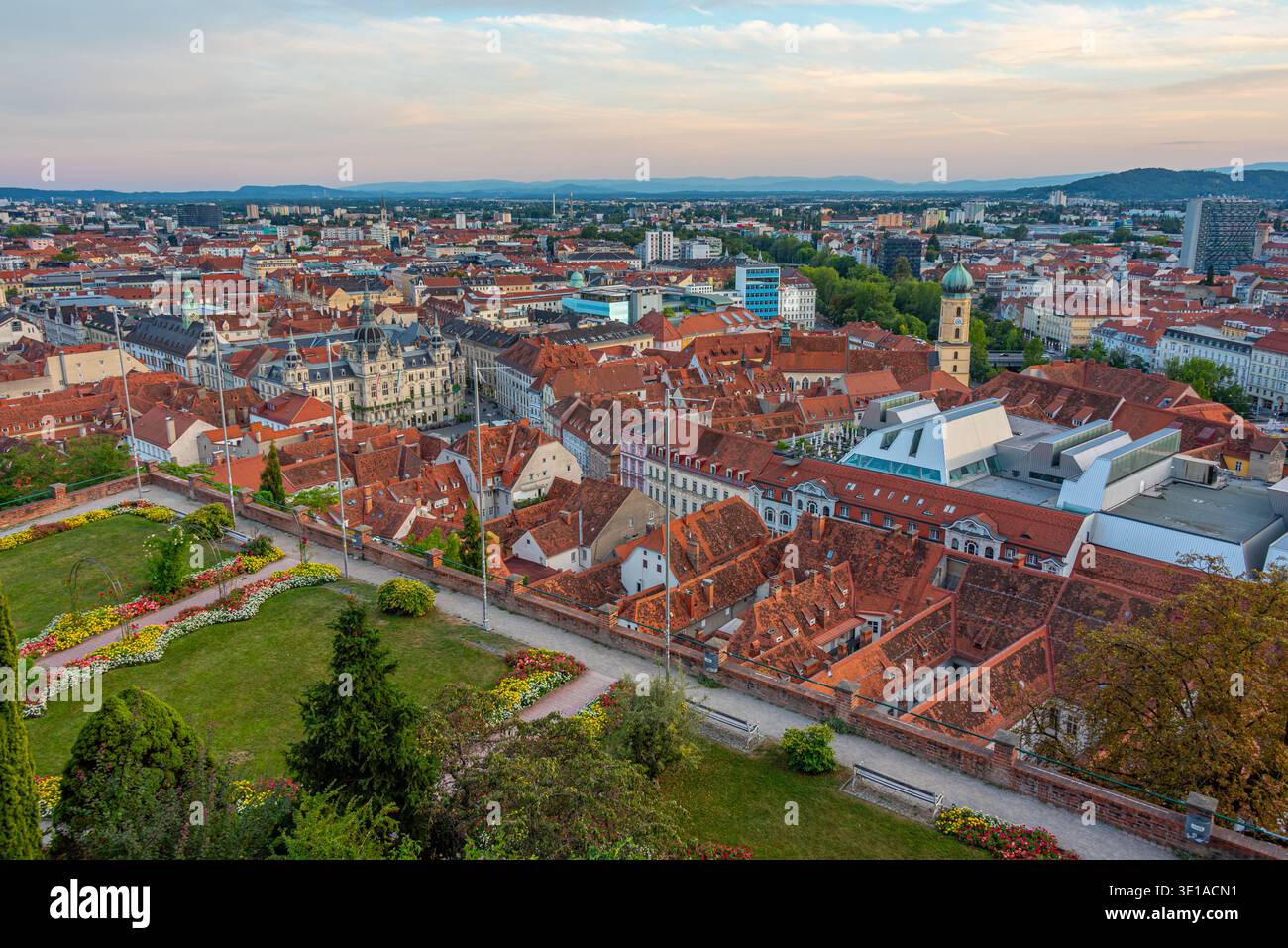 Vista panoramica al tramonto del municipio di Graz, Austria. IMMAGINE Foto Stock