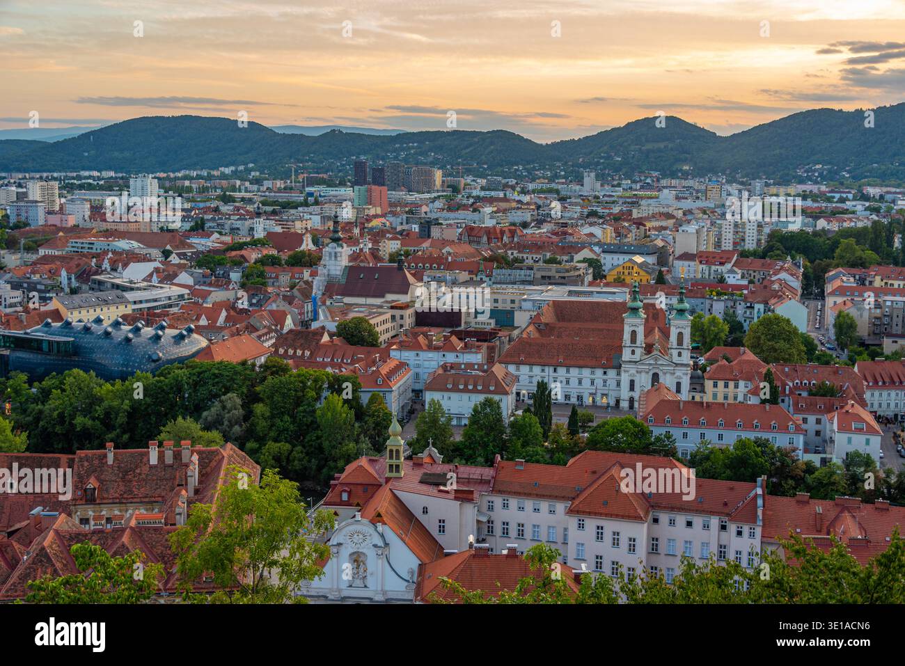 Vista aerea al tramonto della città austriaca di Graz. IMMAGINE Foto Stock