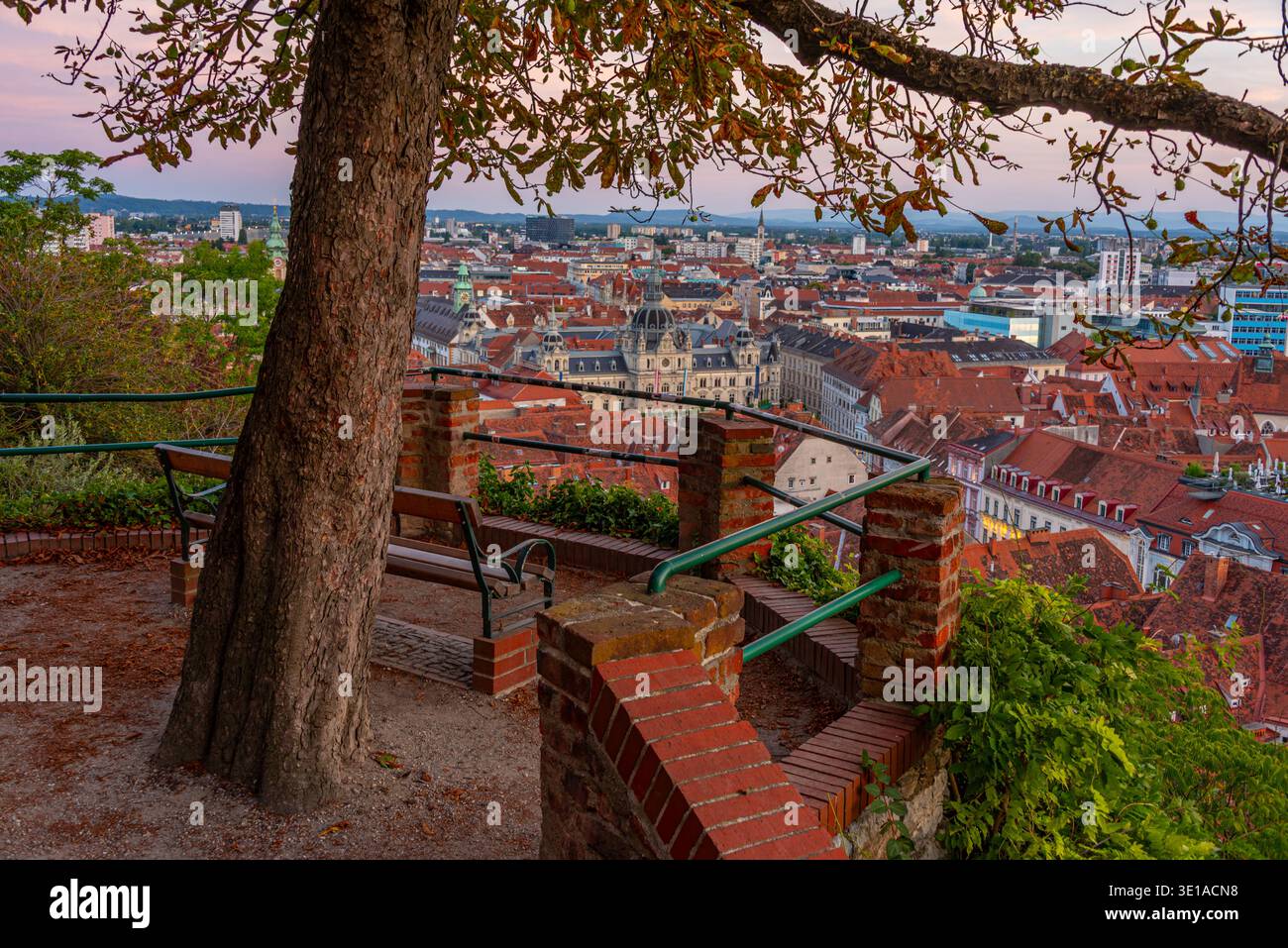 Vista panoramica al tramonto di Graz in Austria. IMMAGINE Foto Stock
