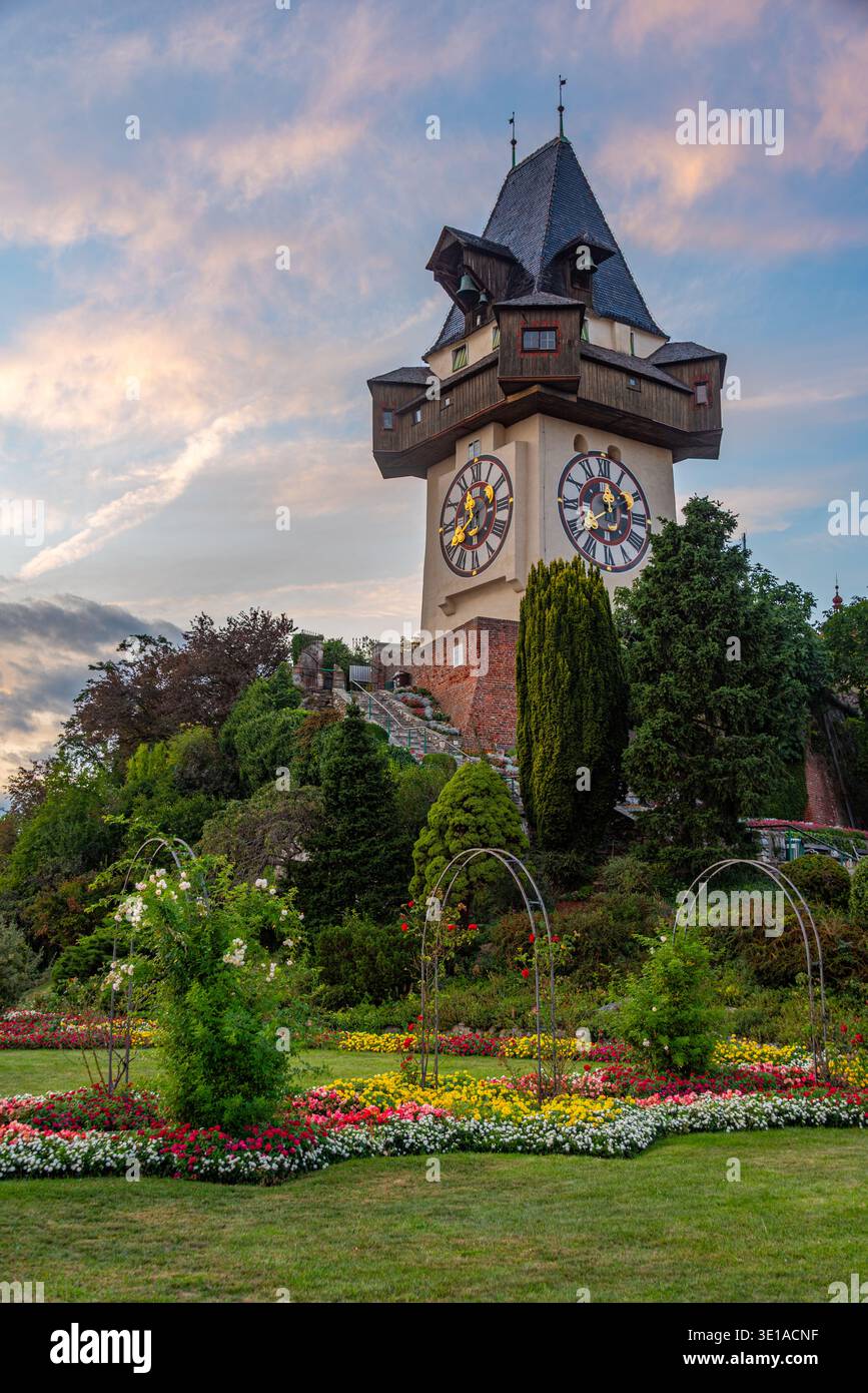 Vista al tramonto della torre dell'orologio nella città austriaca di Graz. IMMAGINE Foto Stock