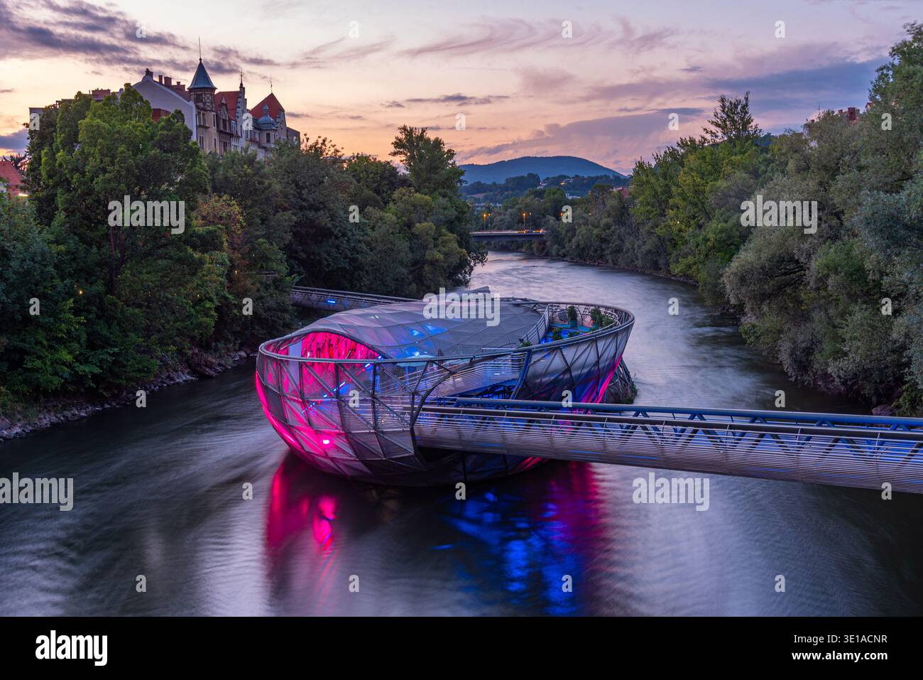 Vista del tramonto di Murinsel a Graz, Austria. IMMAGINE Foto Stock