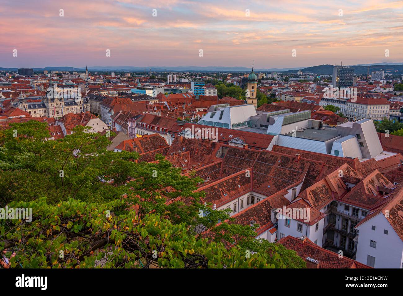 Vista aerea al tramonto della città austriaca di Graz. IMMAGINE Foto Stock