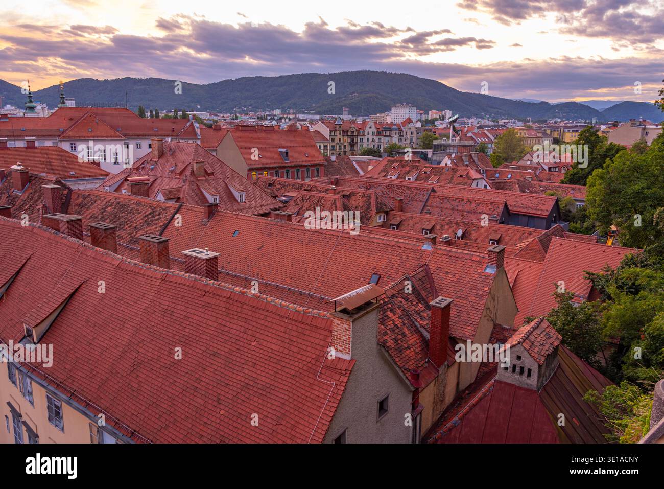 Vista panoramica al tramonto di Graz in Austria. IMMAGINE Foto Stock