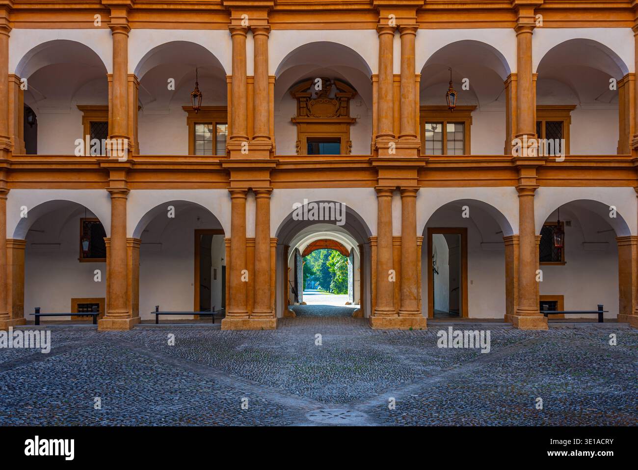Giorno d'estate al castello di Eggenberg a Graz, Austria. IMMAGINE Foto Stock