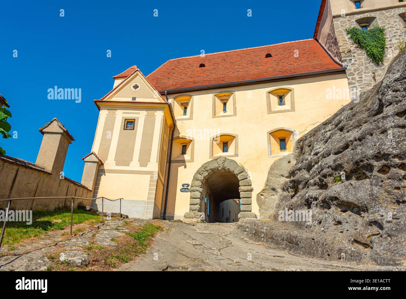 Castello di Riegersburg durante una giornata di sole in Austria. IMMAGINE Foto Stock