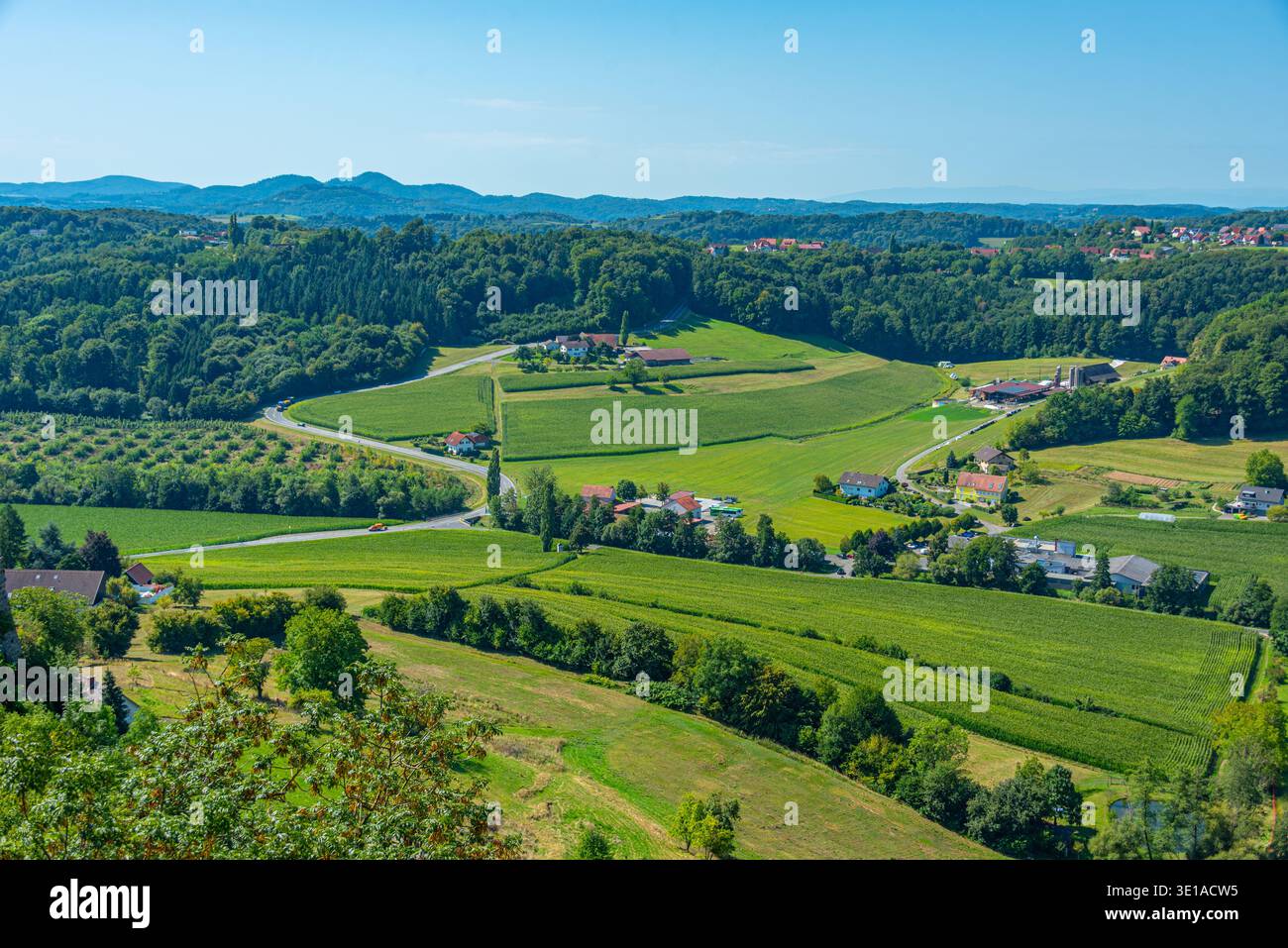Vista panoramica del paesaggio rurale della Stiria vicino al castello di Riegersburg in Austria. IMMAGINE Foto Stock