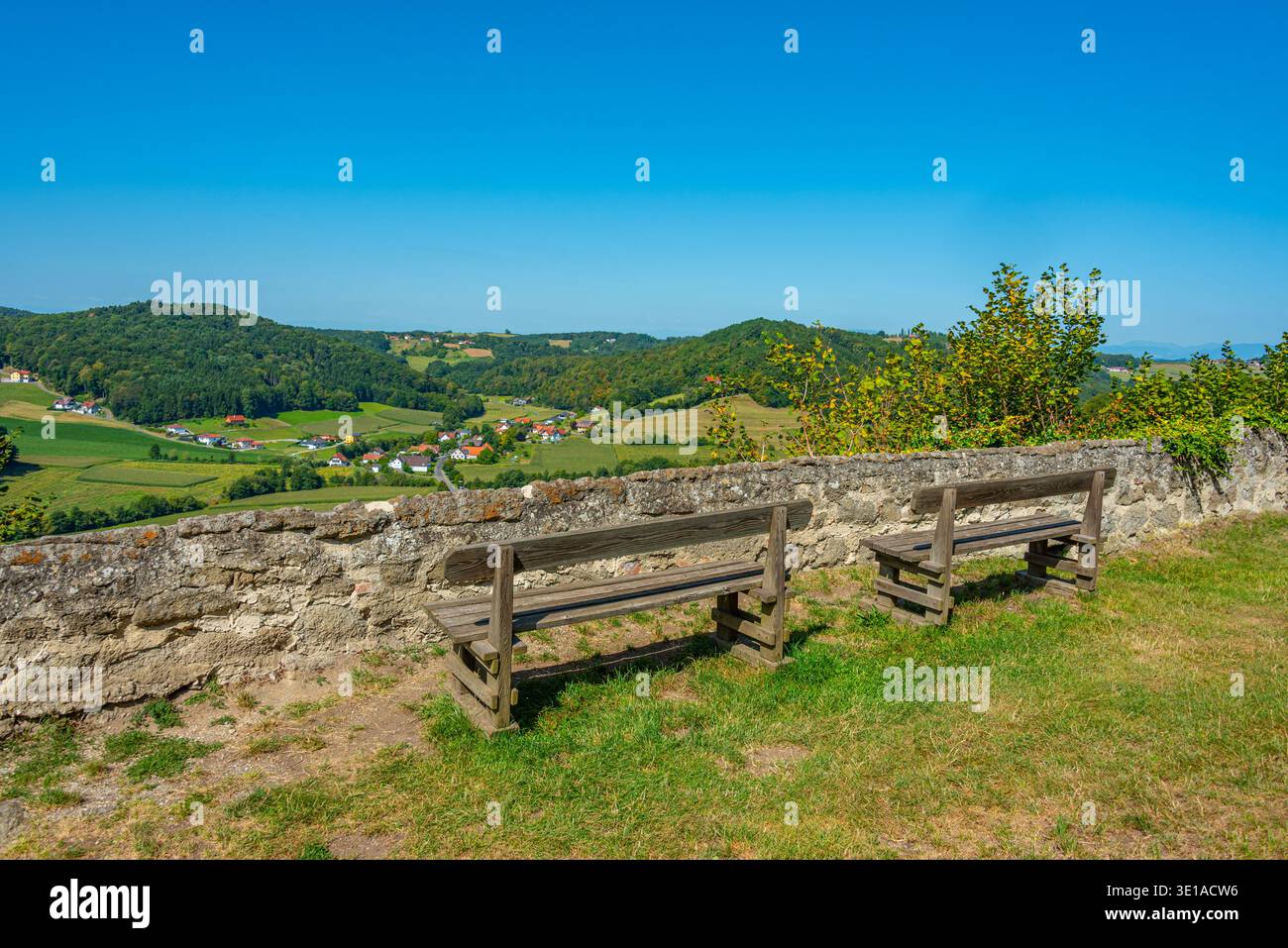 Vista panoramica del paesaggio rurale della Stiria vicino al castello di Riegersburg in Austria. IMMAGINE Foto Stock