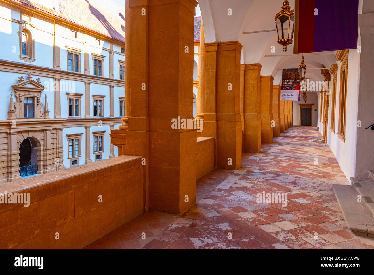 Giorno d'estate al castello di Eggenberg a Graz, Austria. IMMAGINE Foto Stock