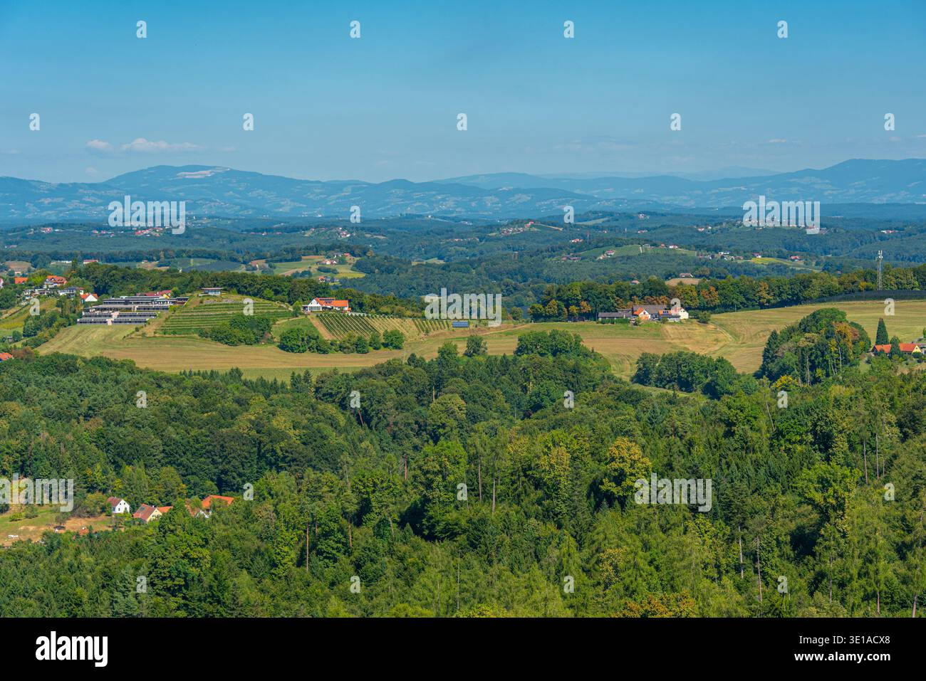 Vista panoramica del paesaggio rurale della Stiria vicino al castello di Riegersburg in Austria. IMMAGINE Foto Stock