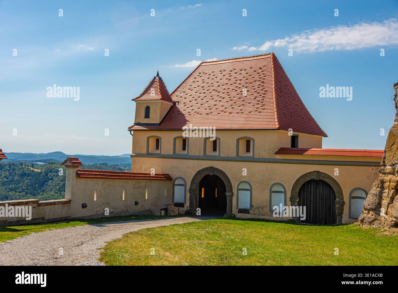 Castello di Riegersburg durante una giornata di sole in Austria. IMMAGINE Foto Stock