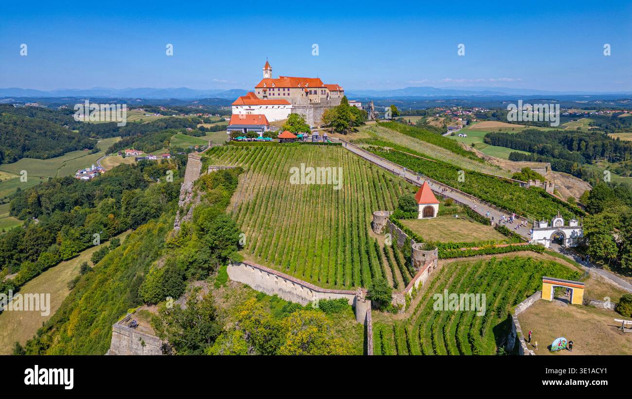 Castello di Riegersburg durante una giornata di sole in Austria. IMMAGINE Foto Stock