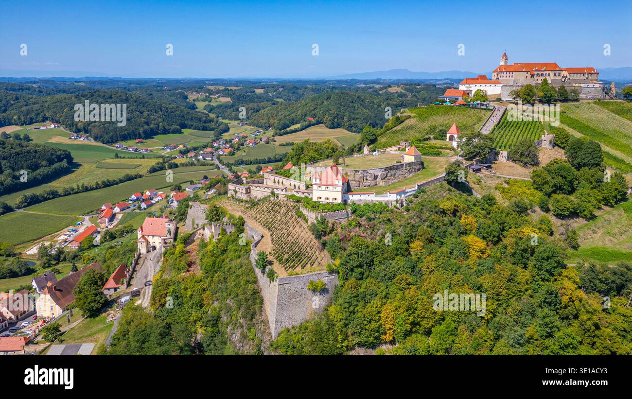 Castello di Riegersburg durante una giornata di sole in Austria. IMMAGINE Foto Stock