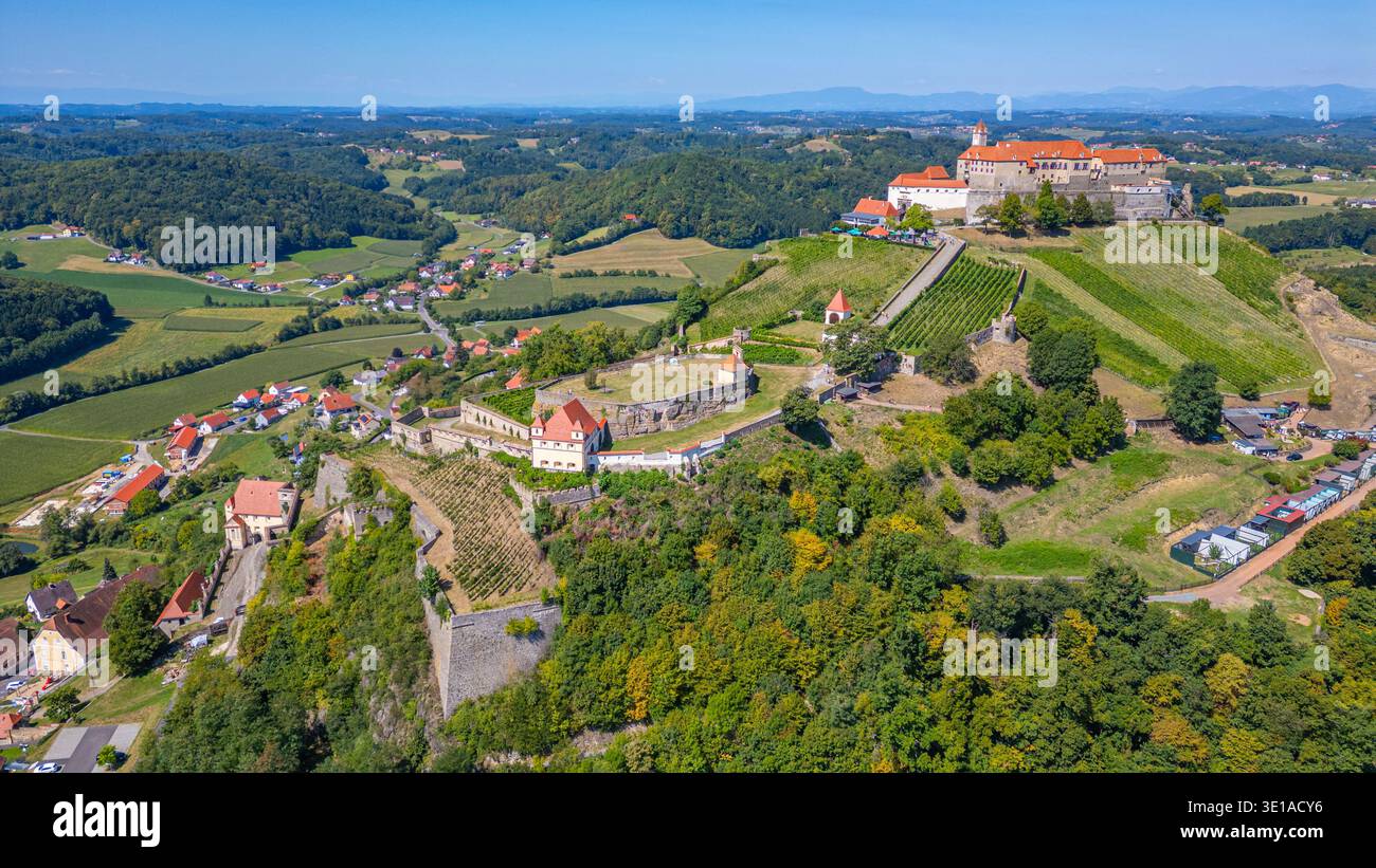 Castello di Riegersburg durante una giornata di sole in Austria. IMMAGINE Foto Stock